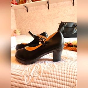 Brand new Women's SZ 7 HEELS